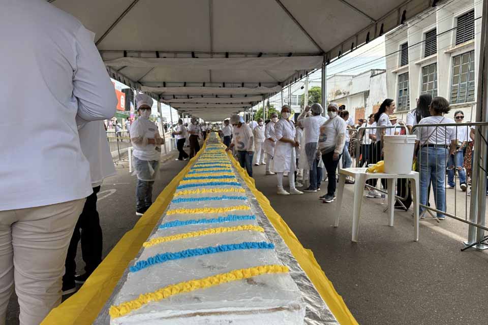 Distribuição do bolo dos 111 anos ocorreu de forma ordeira e satisfatória para a população de Porto Velho