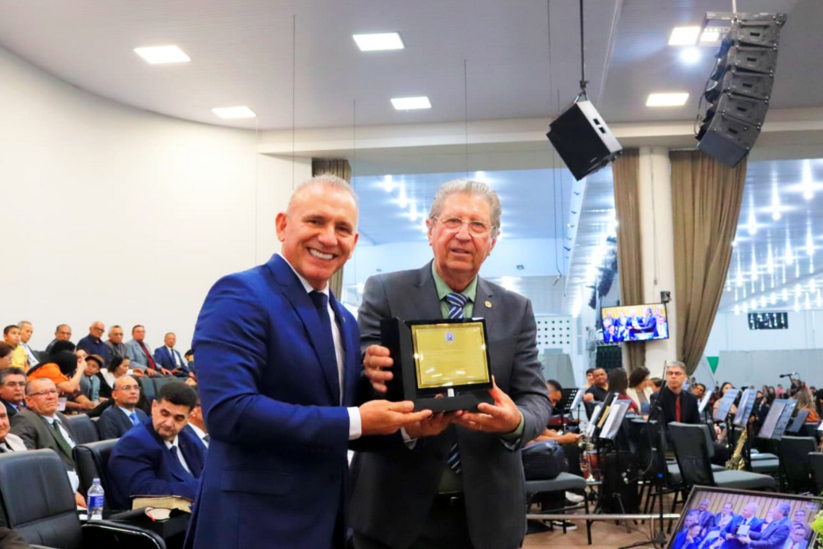 Ezequiel Neiva homenageia os 104 anos da Assembleia de Deus com entrega de voto de louvor e placa comemorativa