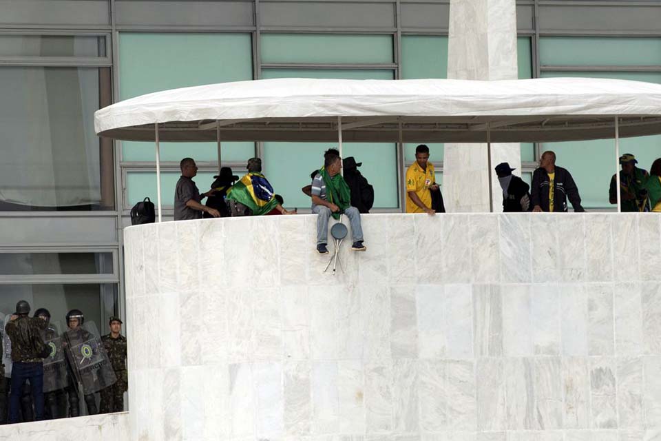 Moraes manda periciar imagens de 8 de janeiro captadas pelo GSI