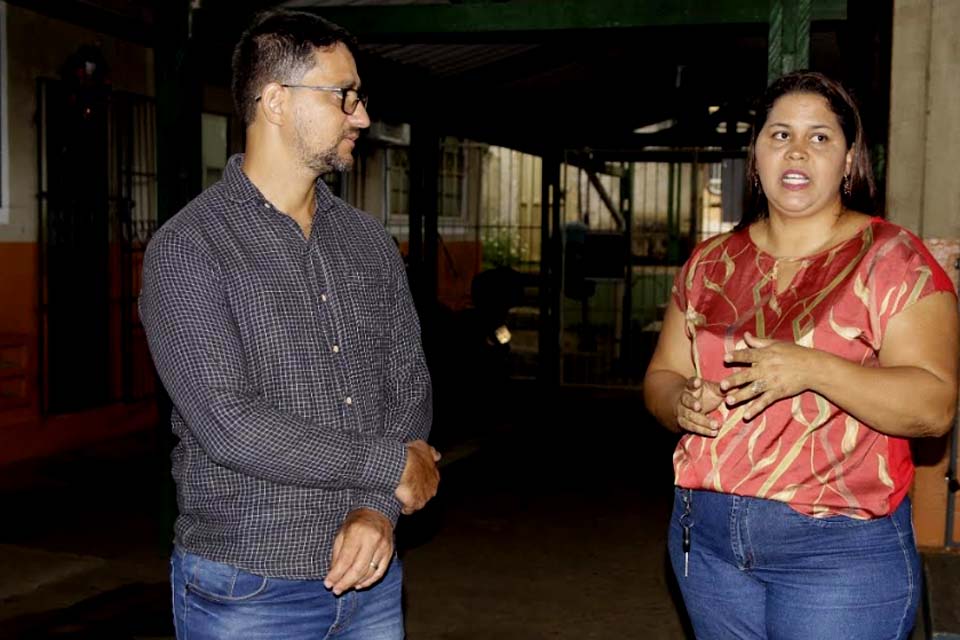 Deputado Anderson visita escola onde garantiu segurança com instalação de circuito de monitoramento