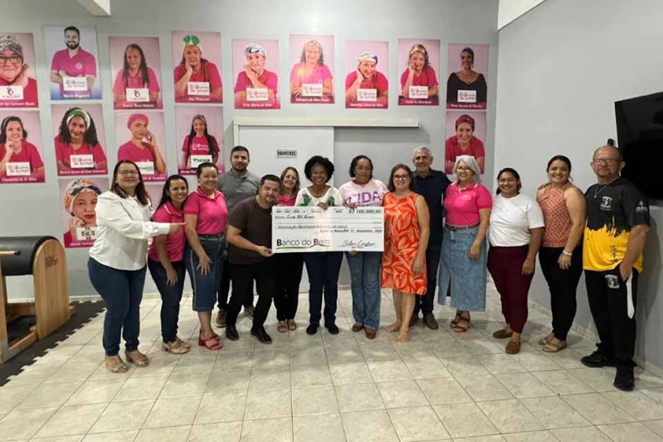 Sílvia Cristina entrega R$ 100 mil para a Associação Mulheres de Lenço, em Rolim de Moura