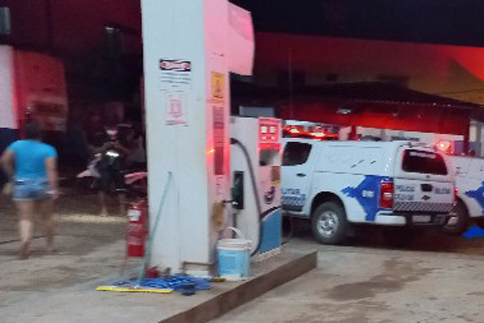 Travesti é preso acusado de roubar carreteiro em posto de combustível