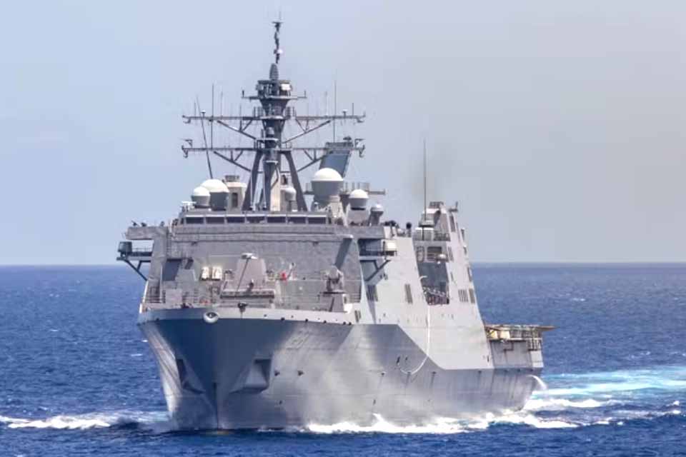 Navios de Trump levantam suspeita de ação militar contra Venezuela, diz jornal