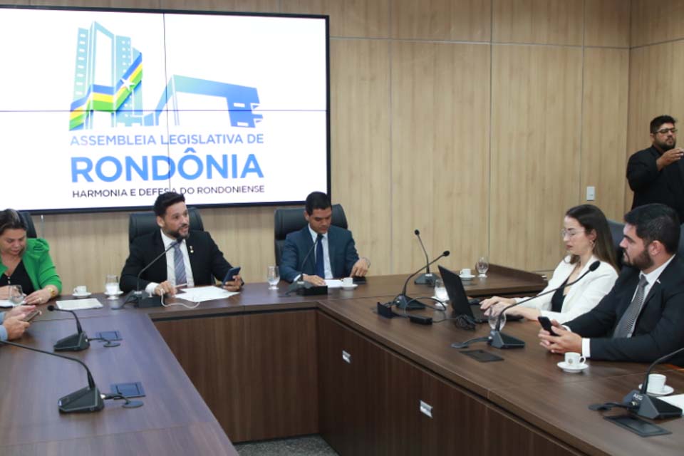 Vídeos – Deputado Rodrigo Camargo quer saber como a Energisa presta serviços a Rondônia devendo R$ 1,7 bilhão ao Estado