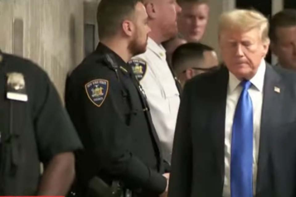 Tropas da Guarda Nacional chegam a Chicago e Trump diz que prefeito e governador 