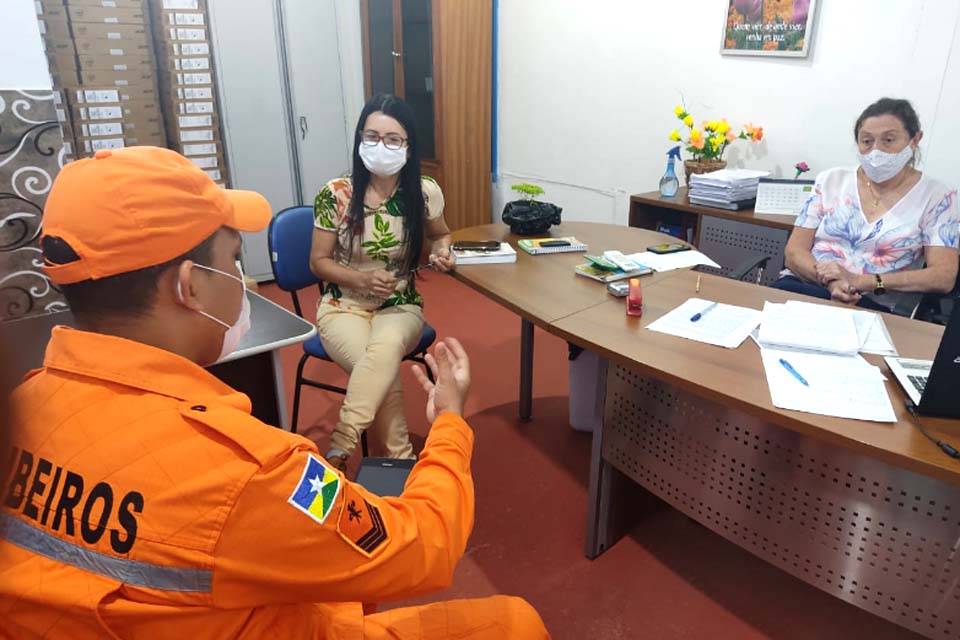 Bombeiros realizam orientações técnicas junto a secretaria de Educação Municipal