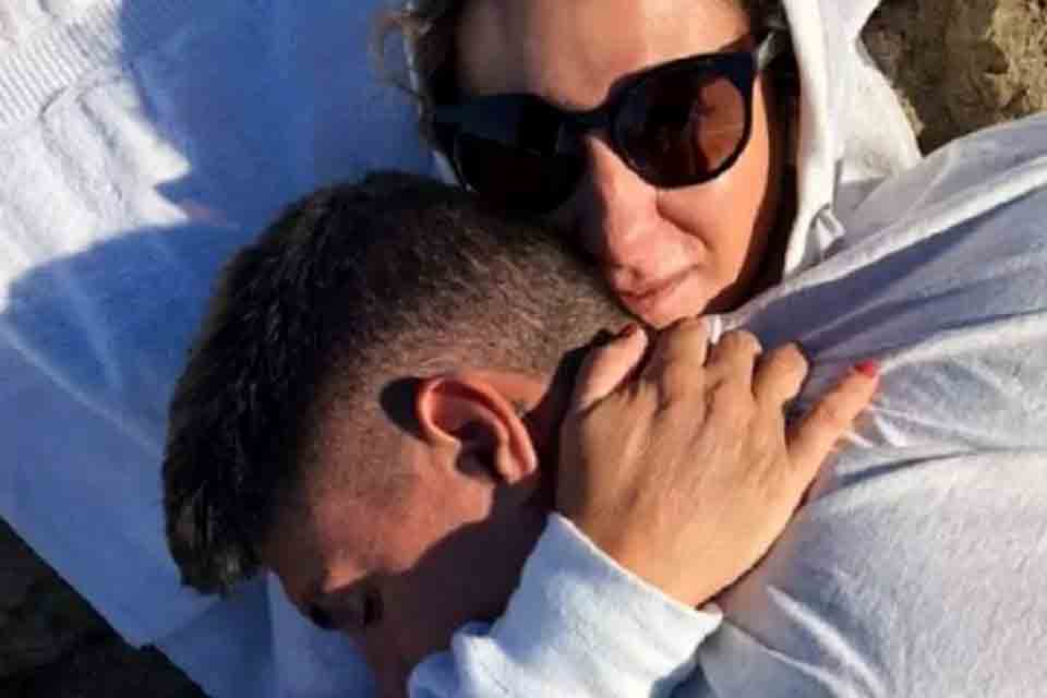 Mãe de Medina desabafa com foto antiga do filho após separação: 'Novo ciclo'