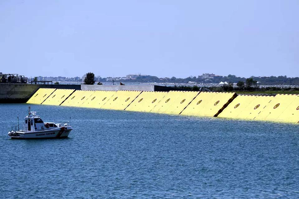 Veneza testa com sucesso novo sistema de diques