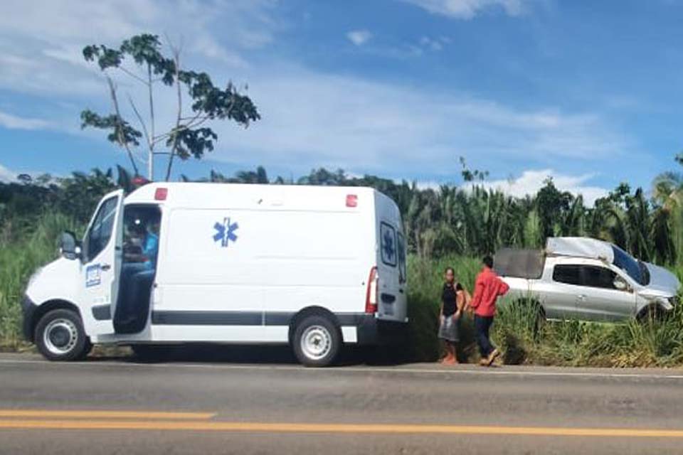 Motorista perde controle de carro e capota na BR-364