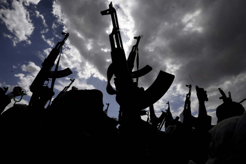 Houthis reivindicam ataque a quatro navios no golfo de Aden