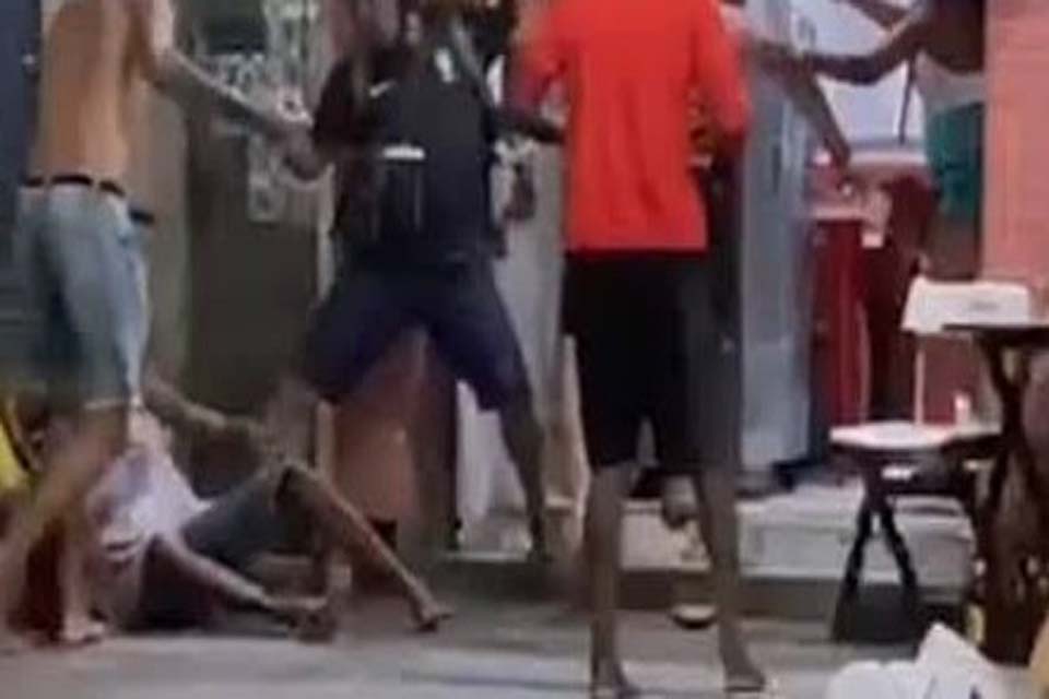 Cliente de bar é esfaqueado na madrugada deste domingo