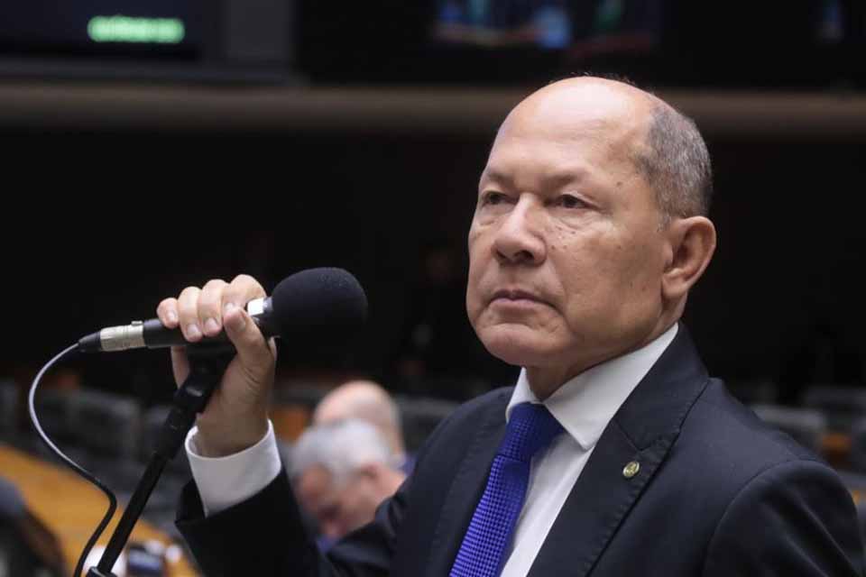 Metrópoles volta a tirar sarro com Chrisóstomo após denunciar suposto caso milionário de nepotismo