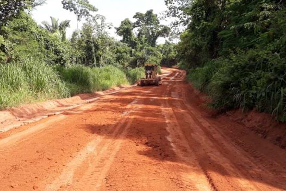 Rodovia 420 recebe manutenção para melhor trafegabilidade em via que liga Buritis a Nova Mamoré