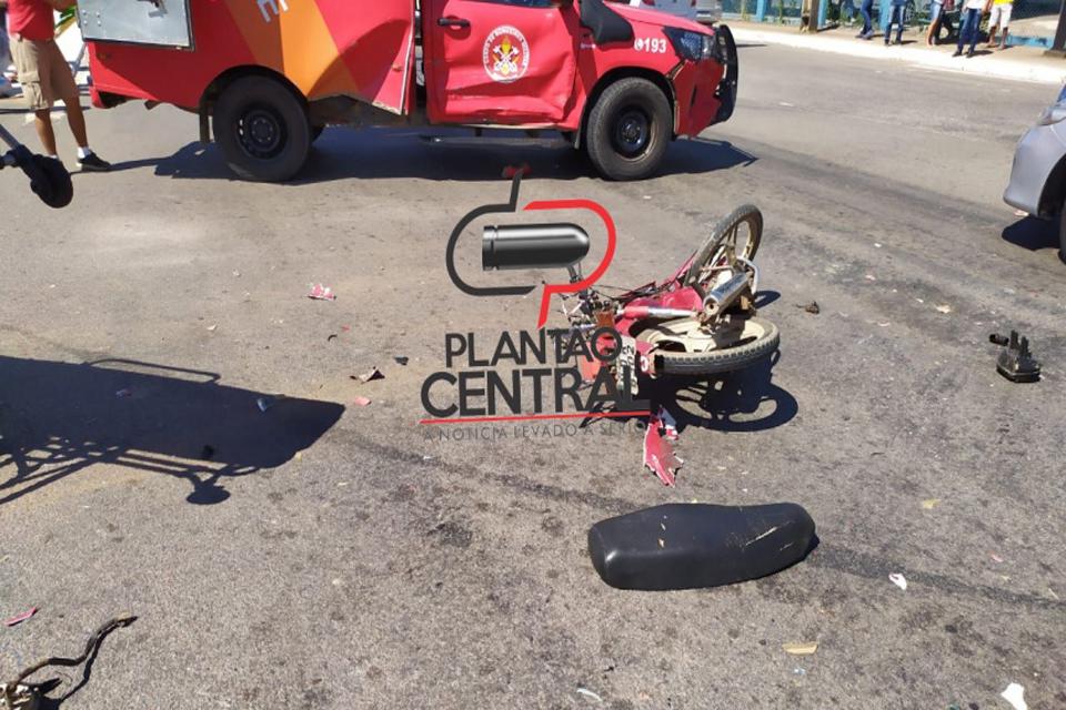 Mulher em moto sofre várias fraturas ao colidir em caminhonete 