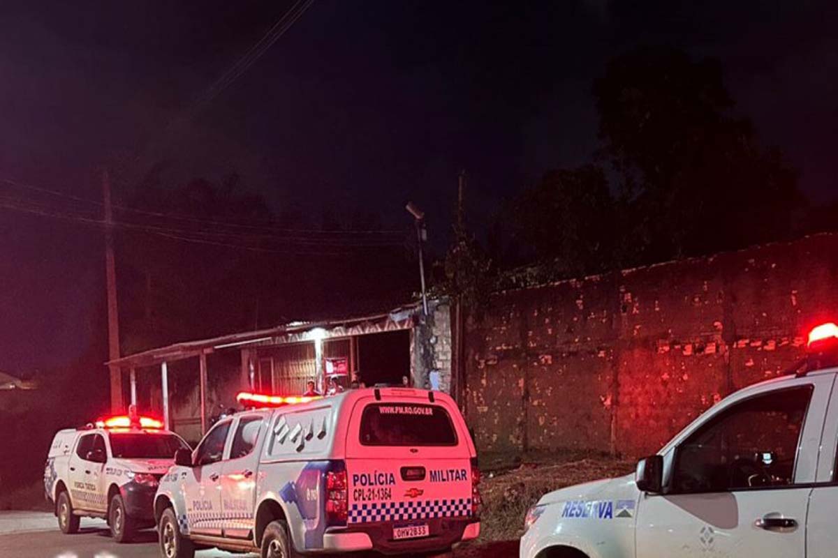  Homem é baleado em frente a bar e busca socorro em igreja 