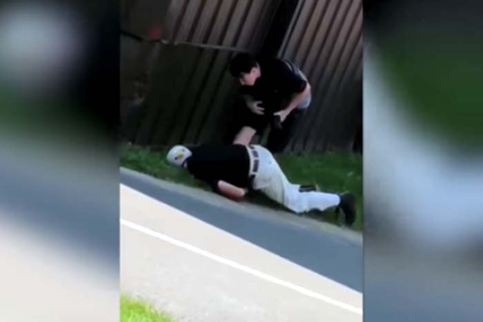 Jovem desmaia após manobra mal sucedida em patinete