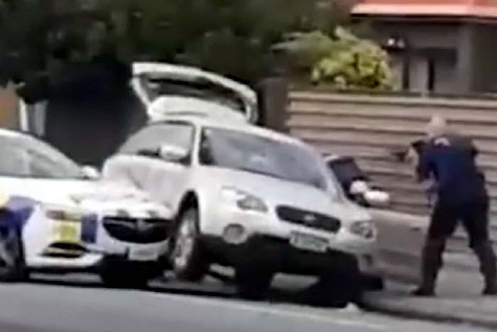 Nova Zelândia: Vídeo mostra momento em que suspeito é preso