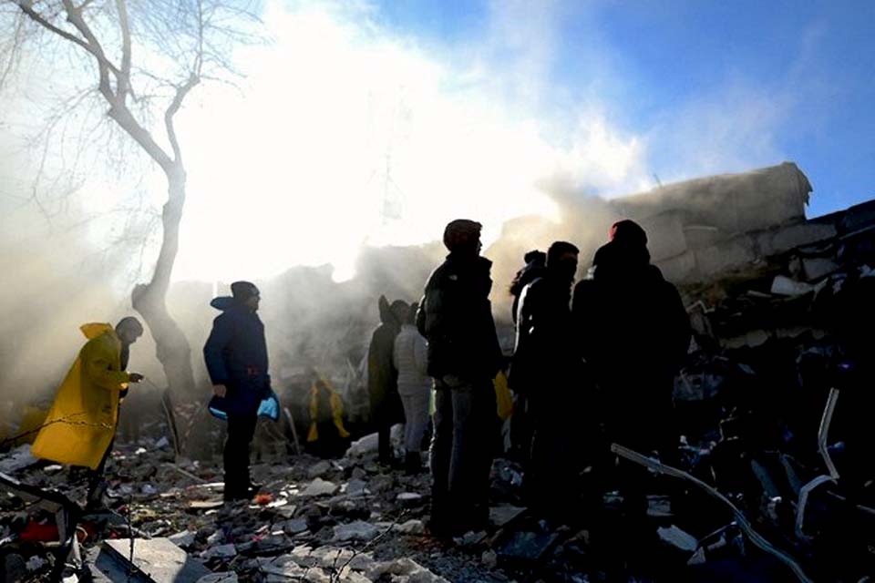 Número de mortes por terremoto na Turquia e Síria supera 7.000