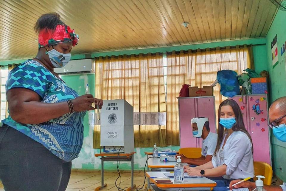 Candidata a vice Patrícia da Glória votou às 10h30 na Escola Ivete Brustolin