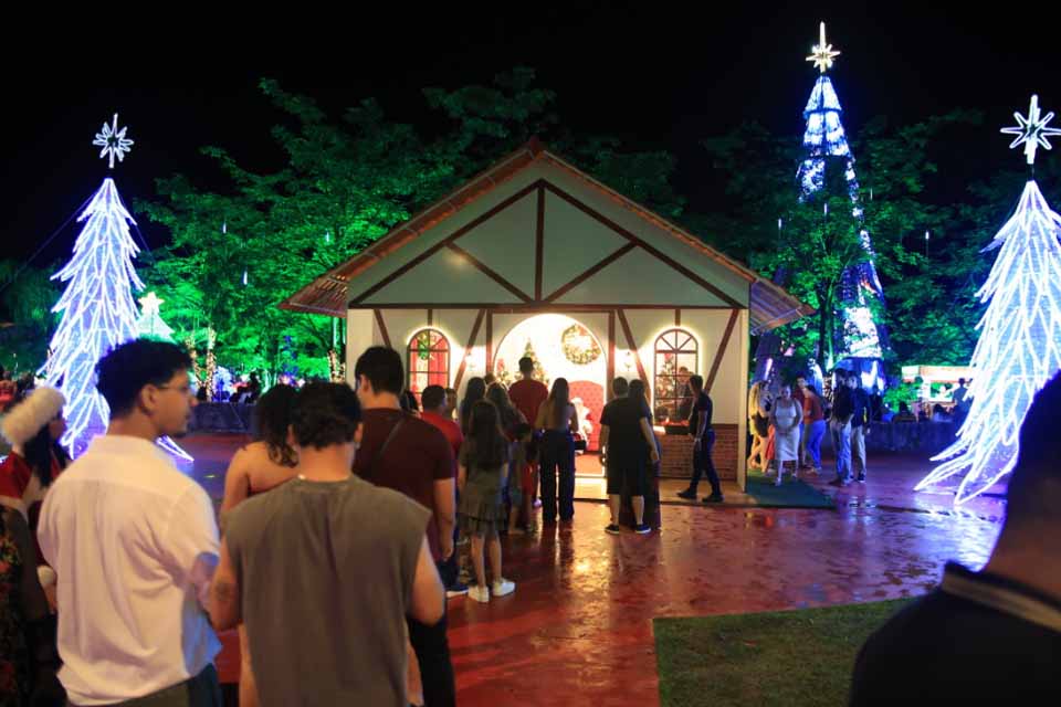 Famílias marcam presença no Parque da Cidade durante a noite de Natal; louvor e programação especial marcaram a data