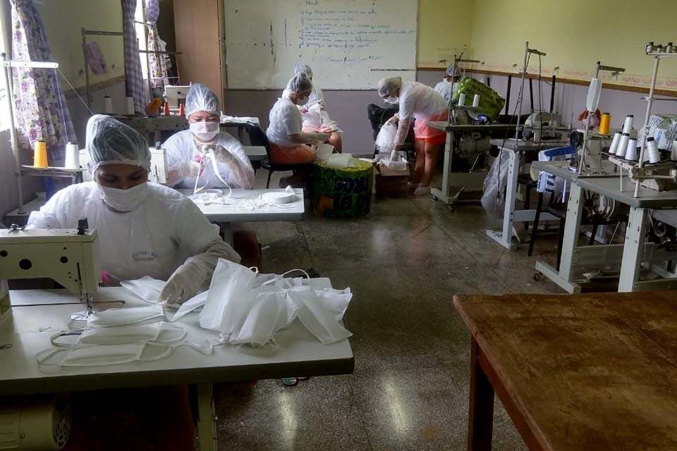 Mão de obra apenada é utilizada para produção de máscaras e outros equipamentos de proteção contra o coronavírus