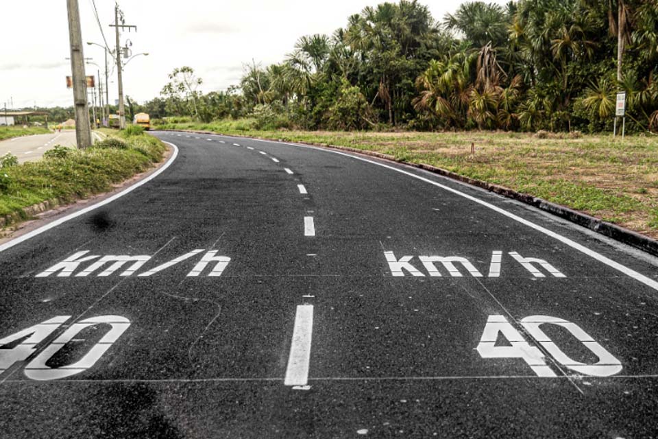 Residencial Cidade Jardim recebe sinalização; equipe da AMT instala placas e pinta faixas
