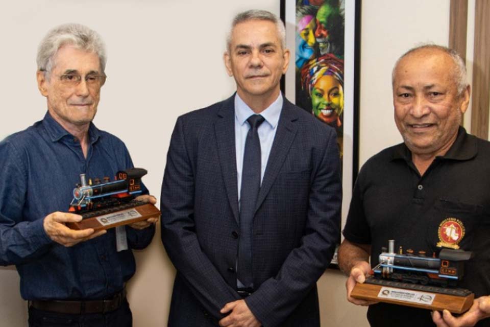 Procurador-Geral de Justiça homenageia servidores com símbolo dos 40 anos do MPRO