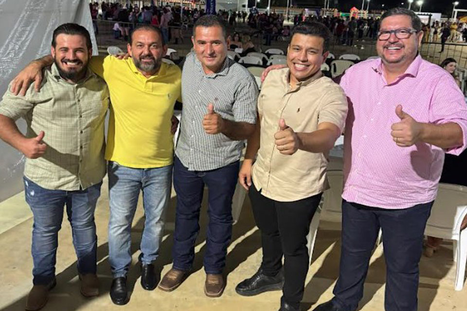 Deputado Laerte Gomes prestigia 37º aniversário de Machadinho ao lado de autoridades regionais