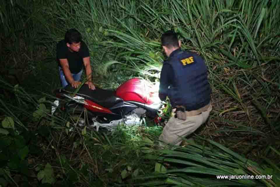 Motociclista fica ferido ao colidir com micro-ônibus na BR 364