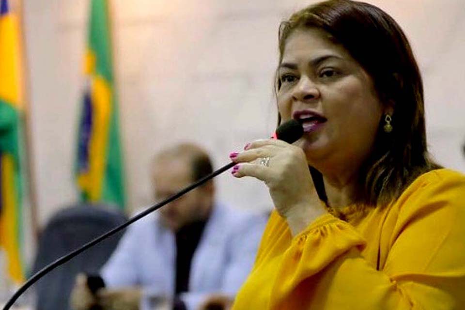 Deputada Cássia destina emenda para aquisição de playground no município de Vale do Paraíso