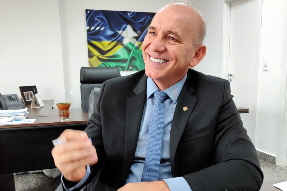 Com apoio de Ezequiel Neiva, Nova Mamoré substitui pontes de madeira por tubos PEAD