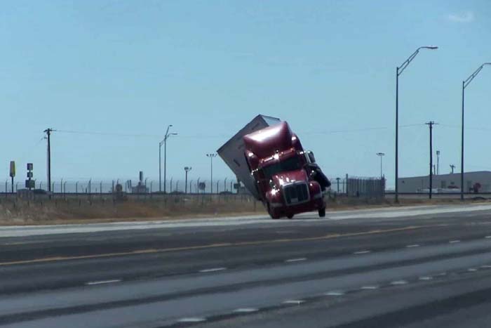 Caminhão tomba após ser atingido por ventos fortes 