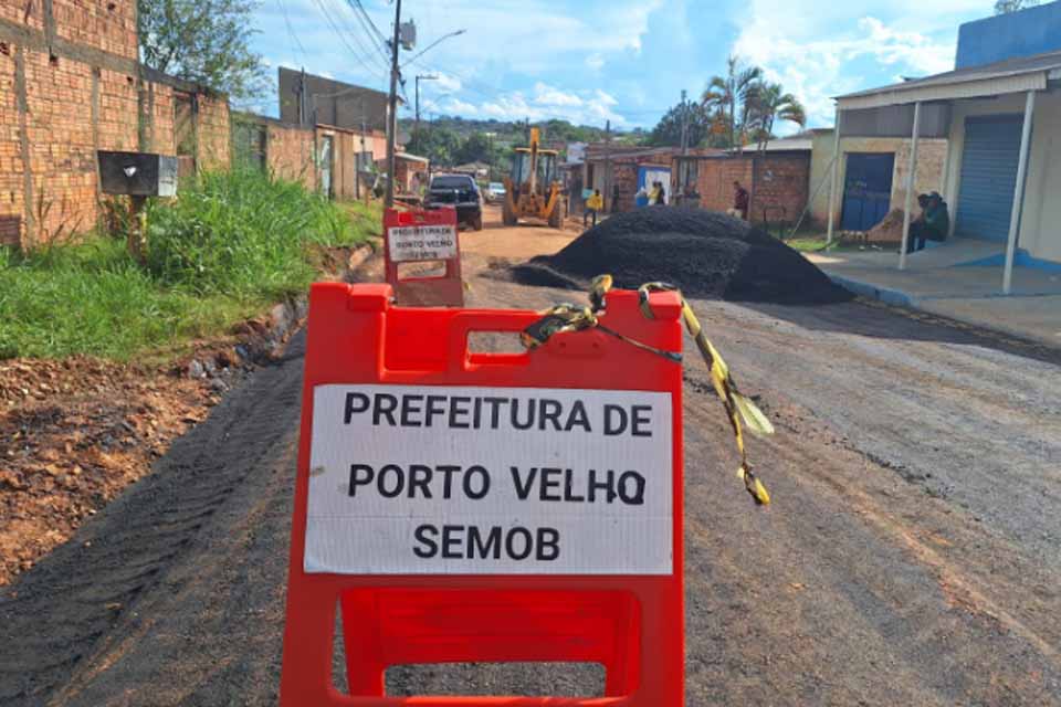Prefeitura de Porto Velho realiza ação de tapa-buraco na rua Lisboa, bairro Novo Horizonte