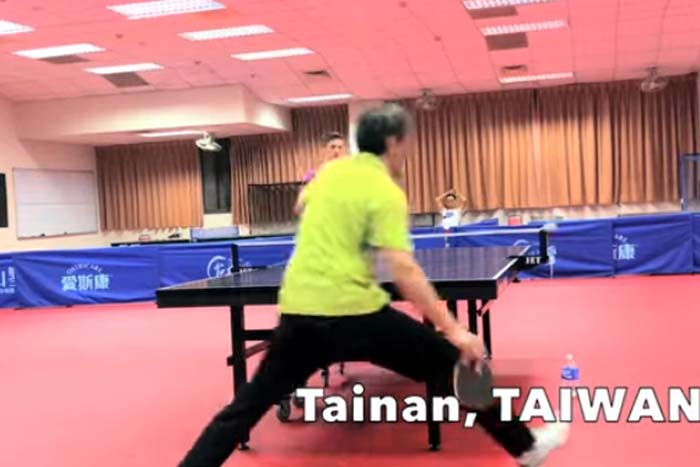 Jogador de tênis de mesa faz jogadas incríveis 