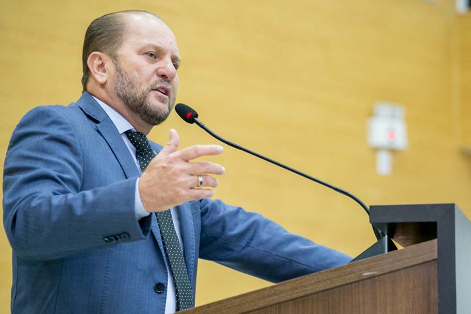 Deputado Cirone Deiró pede mudanças ao Tribunal de Justiça para que cartórios aceitem pix ou cartão