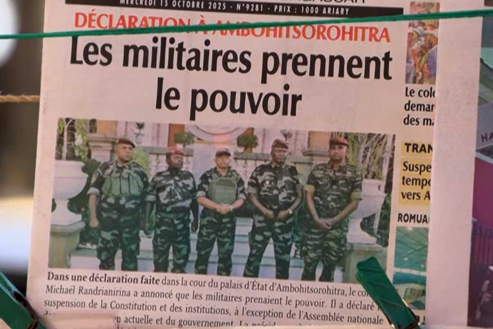 Militares tomam o poder em Madagascar e presidente deposto confirma que deixou o país