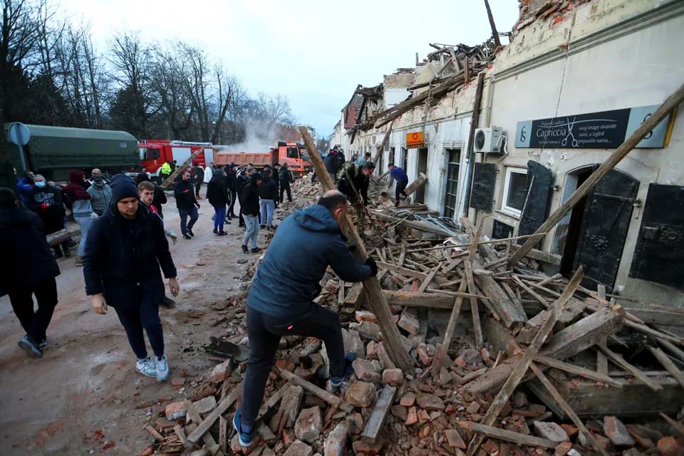 Terremoto de magnitude 6,4 deixa mortos na Croácia