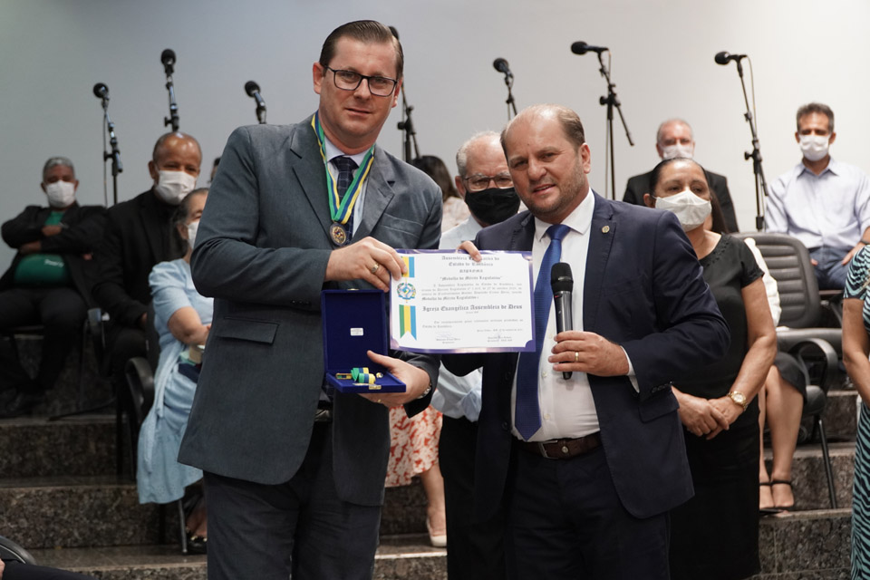Cirone Deiró presta homenagem aos pastores nos 50 anos da Igreja Evangélica Assembleia de Deus, em Cacoal