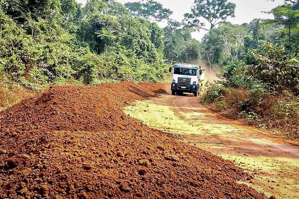 DER inicia encascalhamento nos pontos críticos da Rodovia da Soja