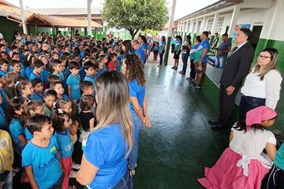 Muita alegria e reencontros marcam a volta às aulas da rede pública de ensino