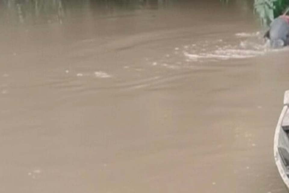 Corpo é encontrado preso a galhos com perfuração e sinais de violência