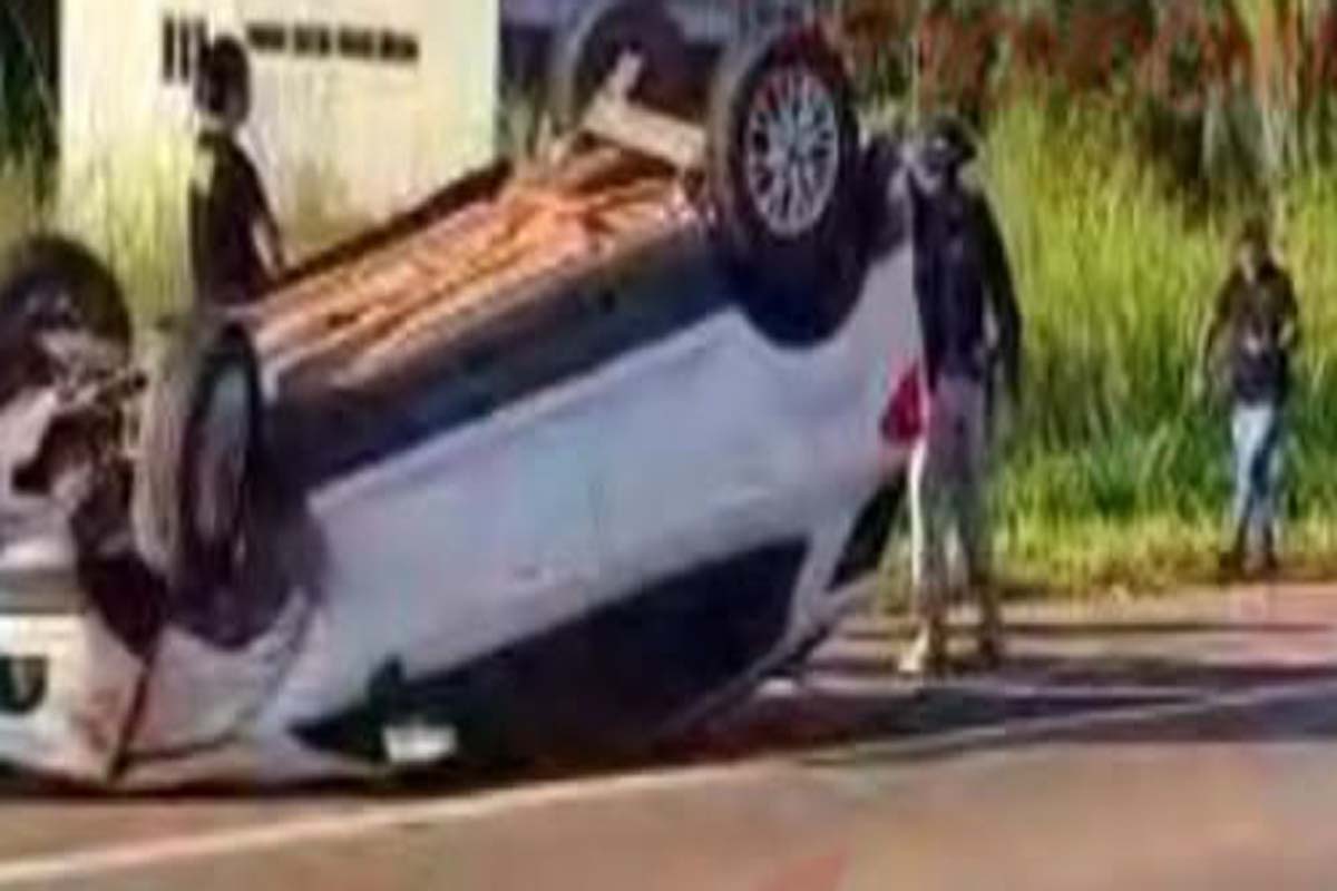 Colisão entre dois veículos termina em capotamento na BR-364