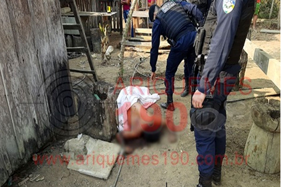 Assaltantes executam homem à facadas para roubar moto e dinheiro