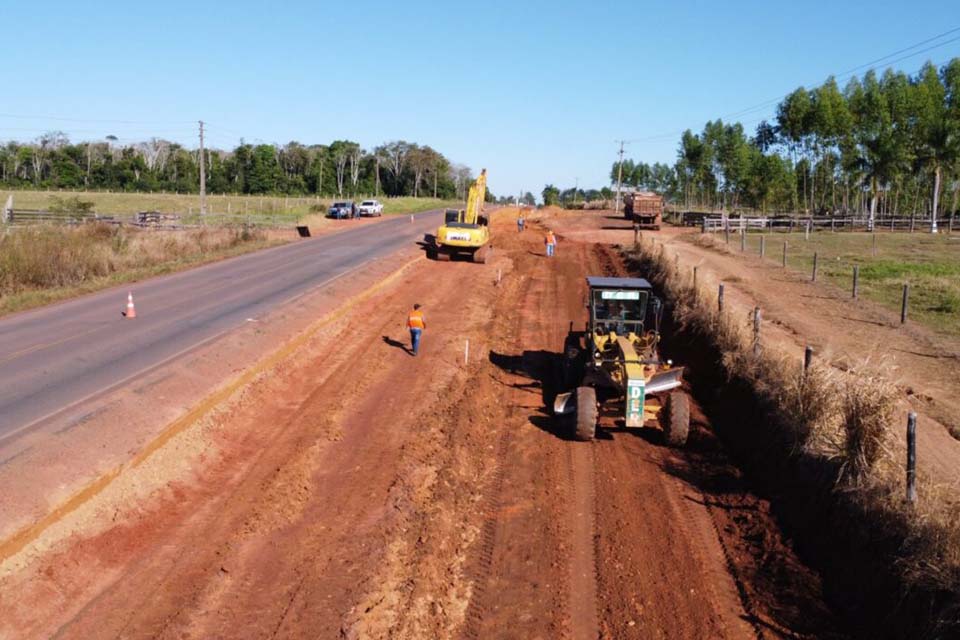 DER avança nos serviços de terraplenagem na obra da terceira faixa na RO-010 no distrito Nova Estrela