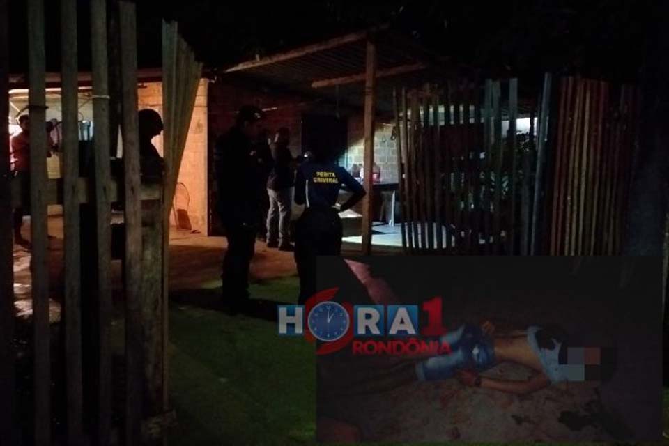  Bandidos invadem residência e abrem fogo contra 4 pessoas e uma morreu no loca