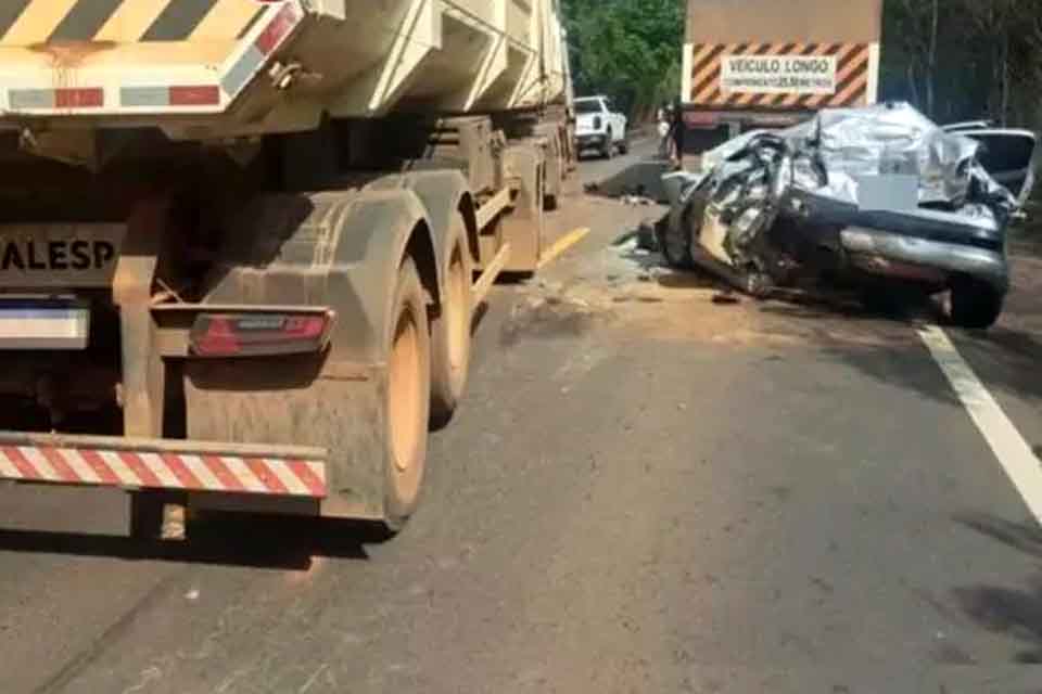 Cinco pessoas ficam feridas em acidente entre carro e carreta na BR-364