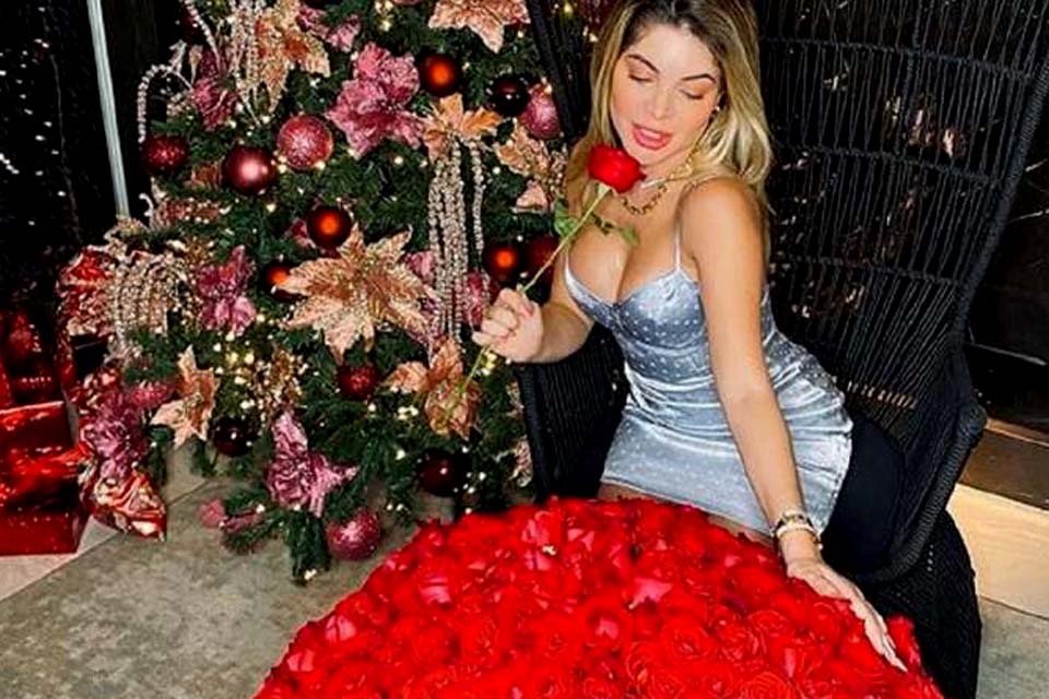 Gkay ganha buquê com 500 rosas avaliado em mais de R$ 3 mil do Youtuber Rezende