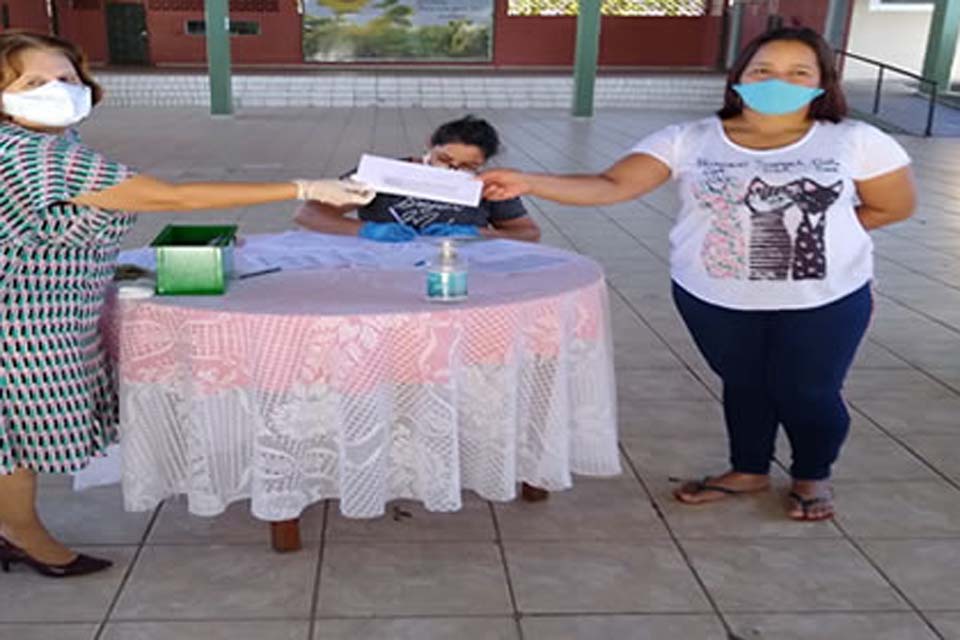 Famílias de alunos no  município em situação de vulnerabilidade social recebem cartões-alimentação