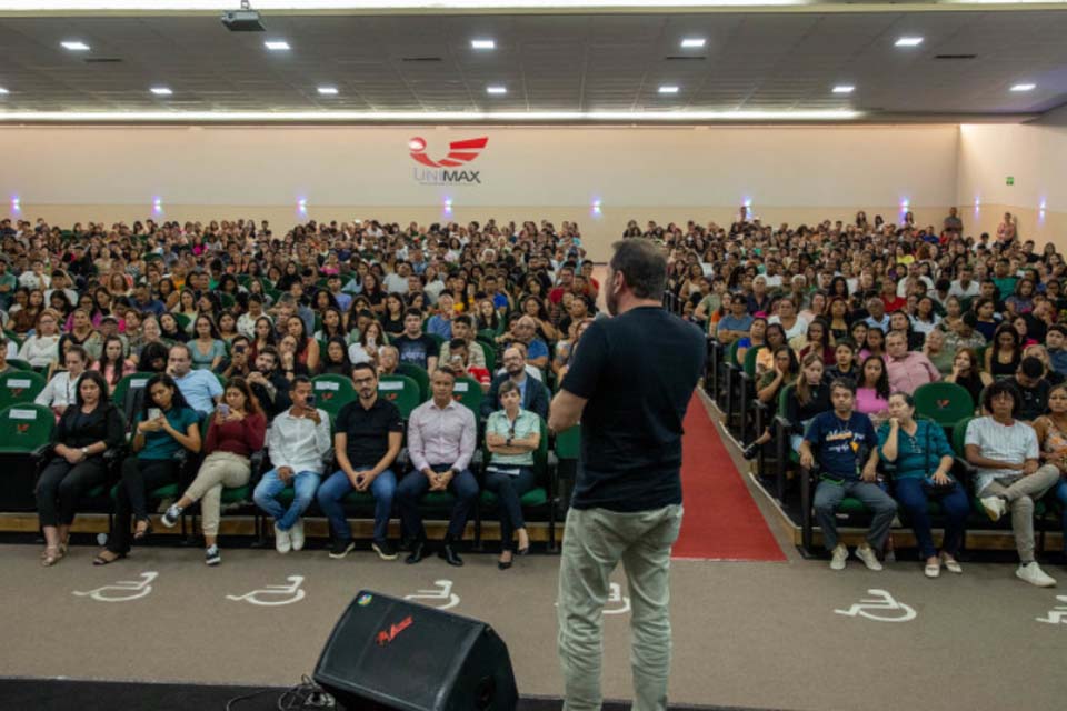 Estudantes do Programa assinam termo de concessão da bolsa de estudos; são 522 alunos contemplados com bolsa integral