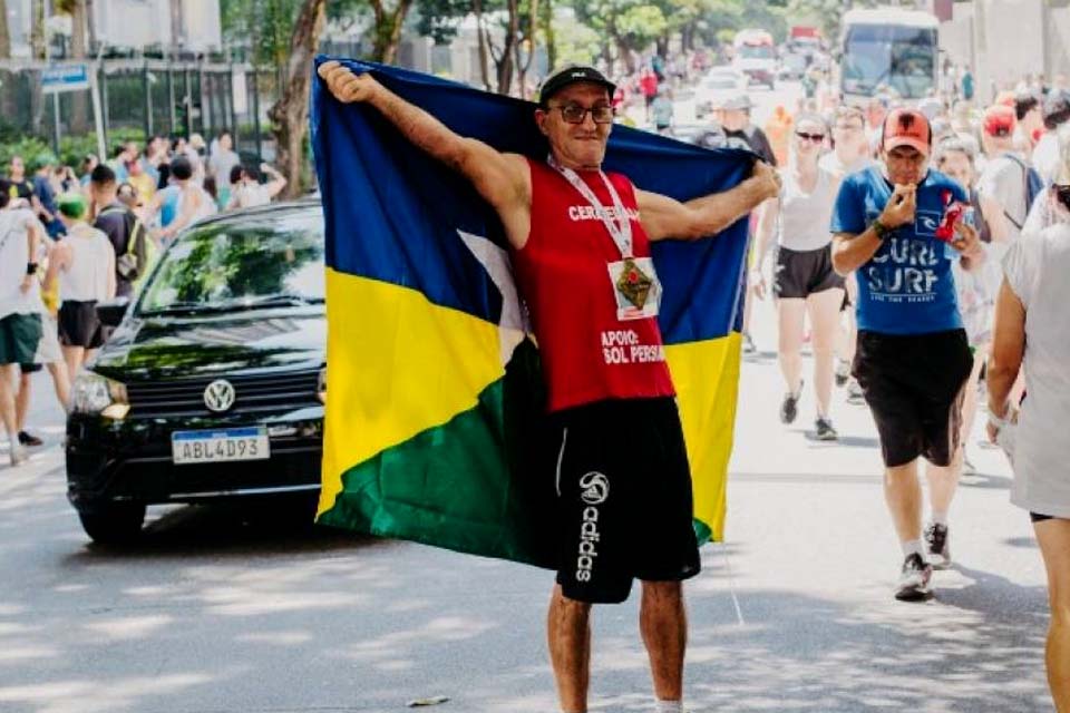 Aos 56 anos, comerciante de Cerejeiras exibe bandeira de Rondônia após correr a São Silvestre   